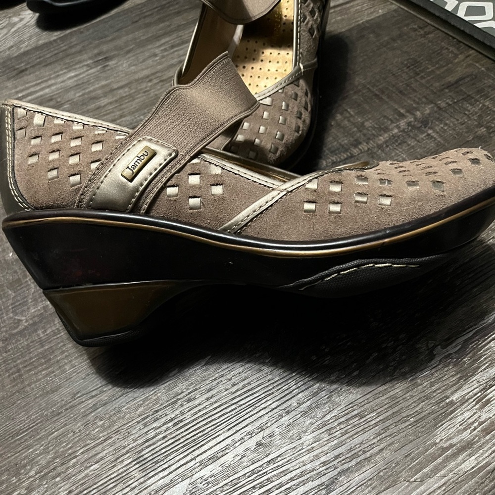Jambu womens clog 7.5 Golden brown with two toned base. Has strap across middle